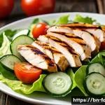 건강한 외식 메뉴 추천 - A vibrant, fresh grilled chicken salad on a rustic wooden table, featuring juicy grilled chicken bre...